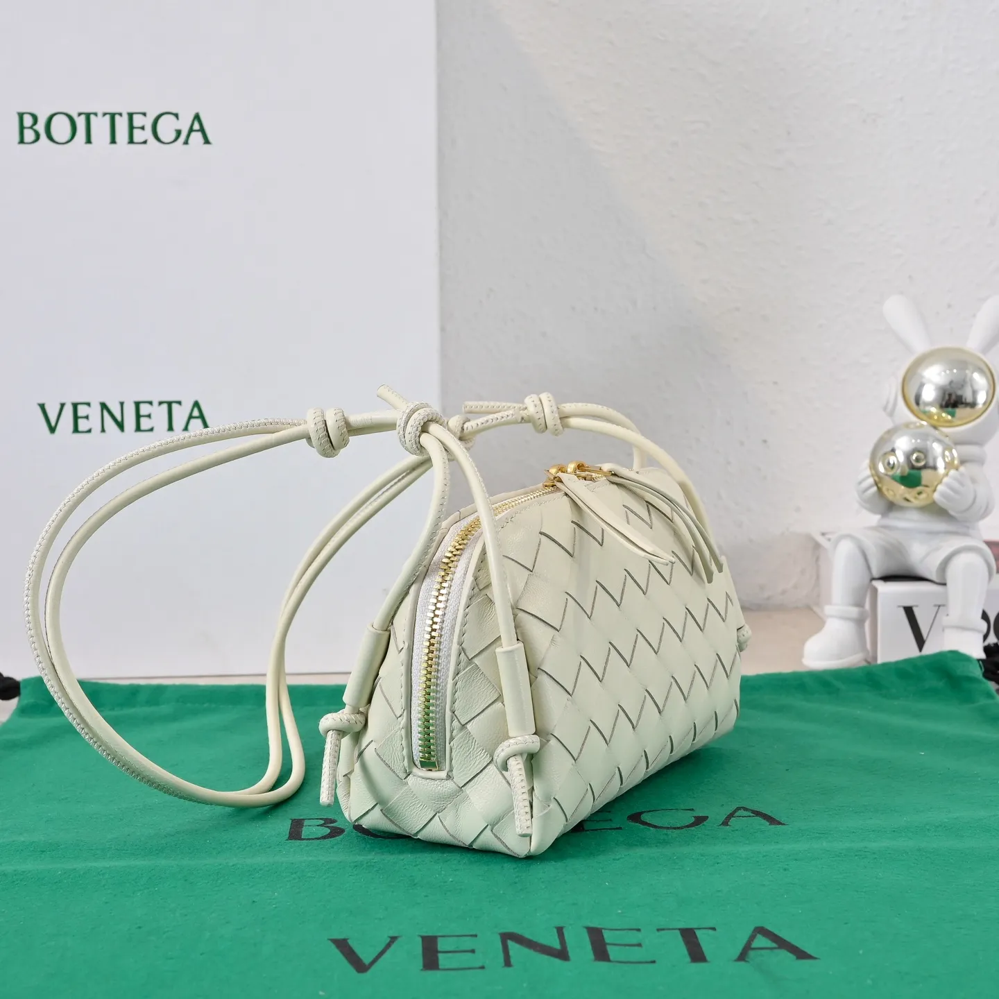 Batch 1260 #Bv The new Concert pouch is the most beautiful and practical mini bag I have ever seen 🎈 The bag body adopts the classic lntrecciato weaving process✅ It is equipped with a leather double-headed zipper, the opening is wide, easy to take and put, the shoulder strap knot can be slid to adjust the length freely, that is, 🉑️crossbody/underarm, and can be used as a clutch bag. Small body, large capacity, so practical! The key is that it is extremely versatile! Come and buy this small, exquisite, beautiful and versatile bag 👍 Model: 4258 Size: 18.5*11.5*8.5